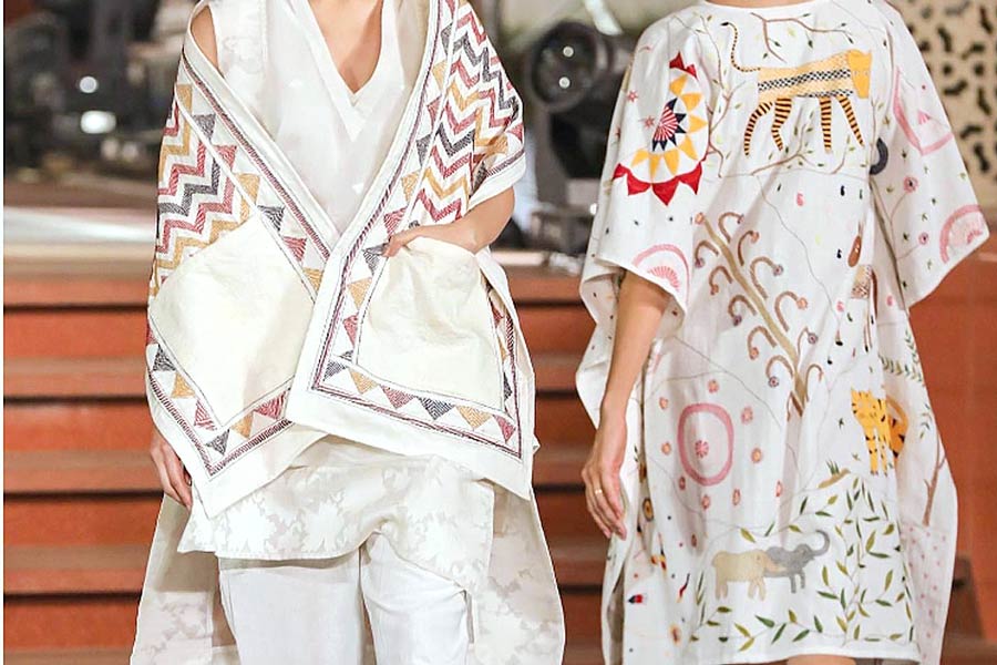 ফ্যাশন শোয়ে মডেলরা পরেছেন প্রীতিকণা ও তাঁর ছাত্রীদের ডিজ়াইন