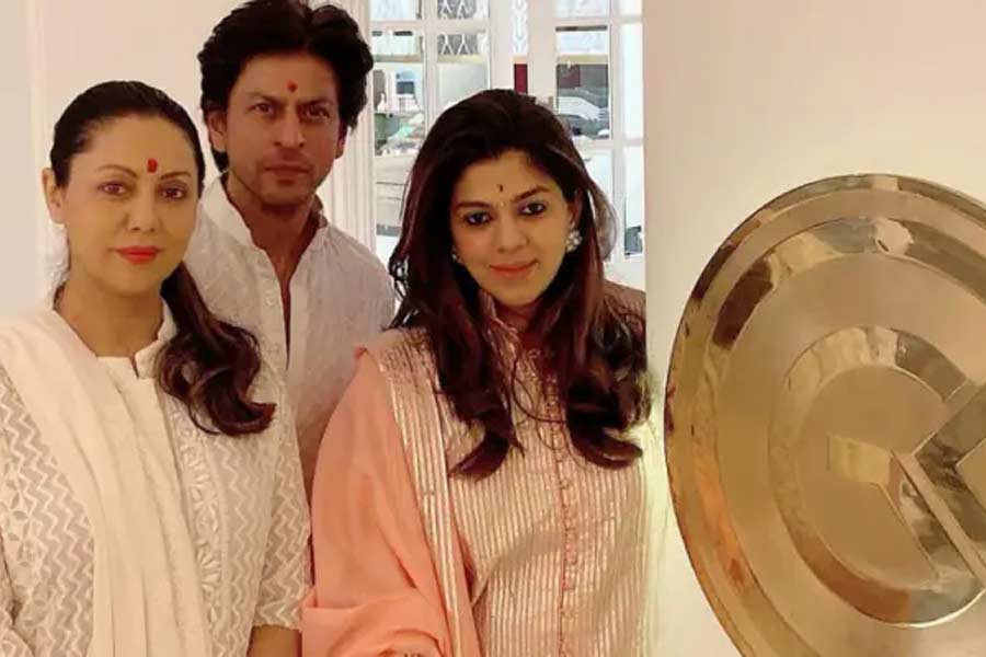 photo of Shahrukh Khan , Gauri Khan and Pooja Dadlani.
