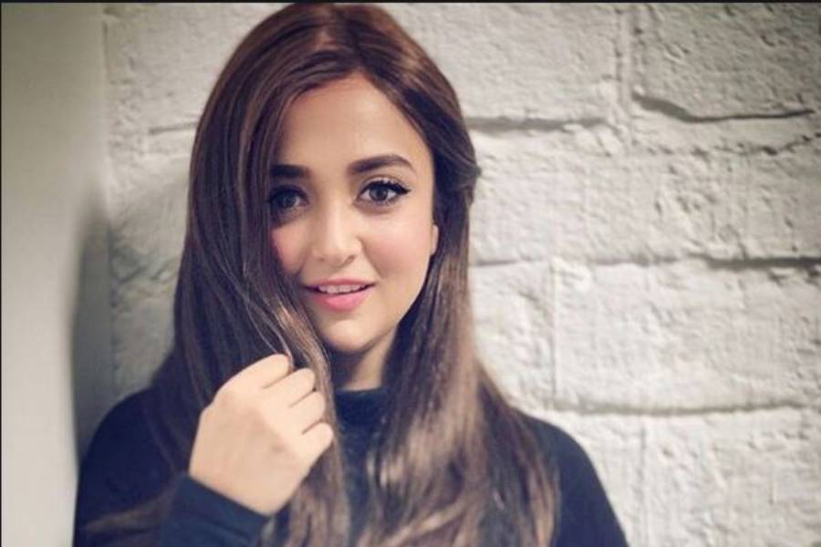Singer Monali Thakur gets brutally trolled after posting a new photo on her Instagram