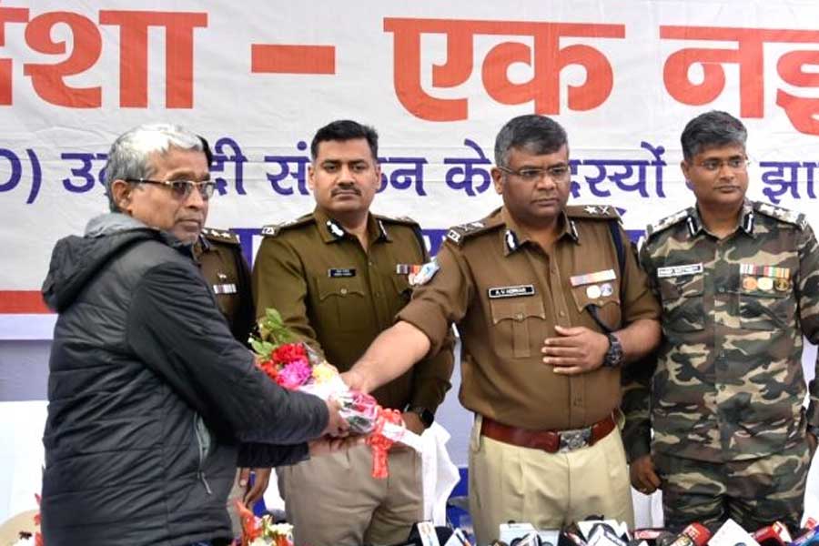 Top maoist leader of Jharkhand with more than 100 cases surrenders before police