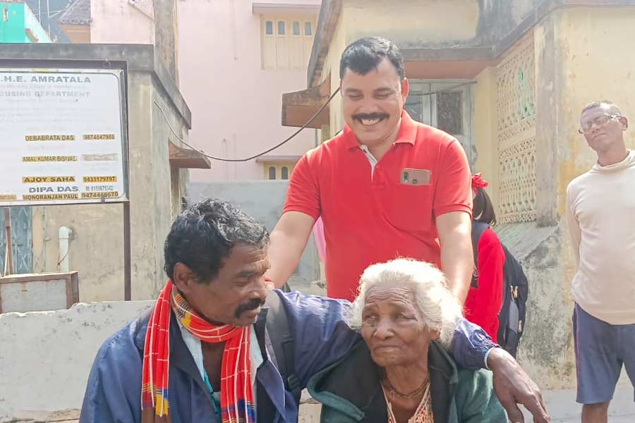 A missing old lady rescued by a police who is renowned for his social work and returned home 