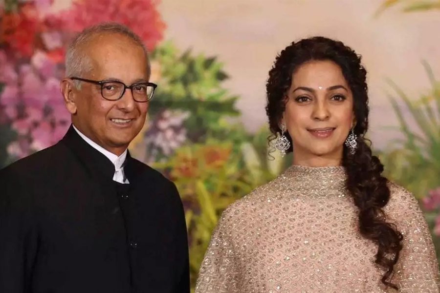 শিল্পপতি জয় মেটার সঙ্গে বিয়ে হয়েছে জুহির। এক পুত্র এবং এক কন্যা রয়েছে তাঁদের। সম্প্রতি ইউলিয়া ভান্তুরের সঙ্গে নাম জড়িয়েছিল সলমনের। শোনা গিয়েছিল, বিয়েটা তিনি সেরেই ফেলবেন। তবে এখনও সিঙ্গল তিনি। 