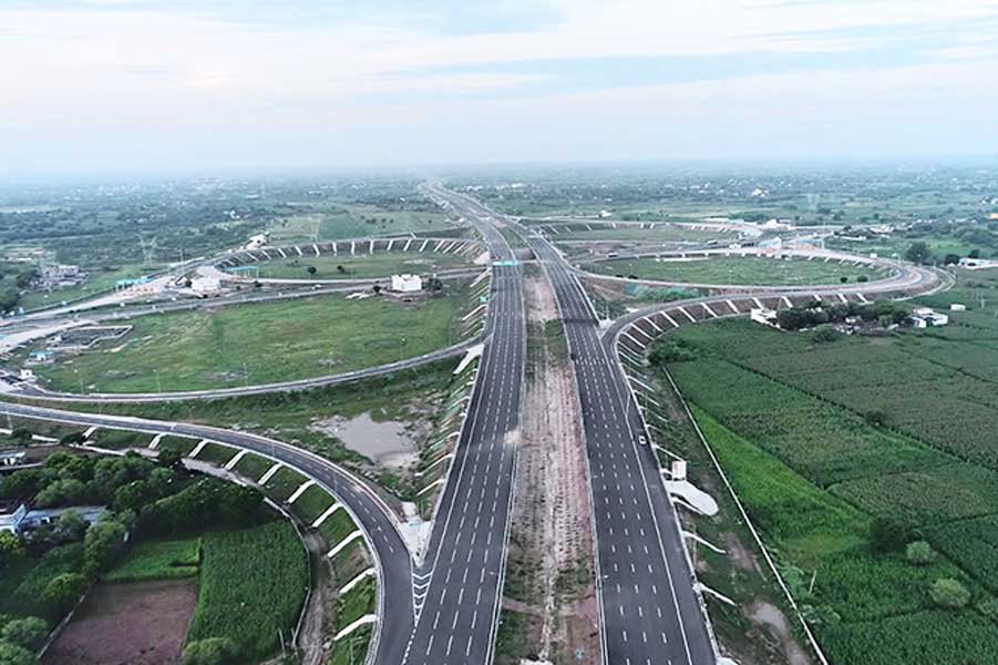 Picture of the portion of Delhi-Mumbai Expressway.