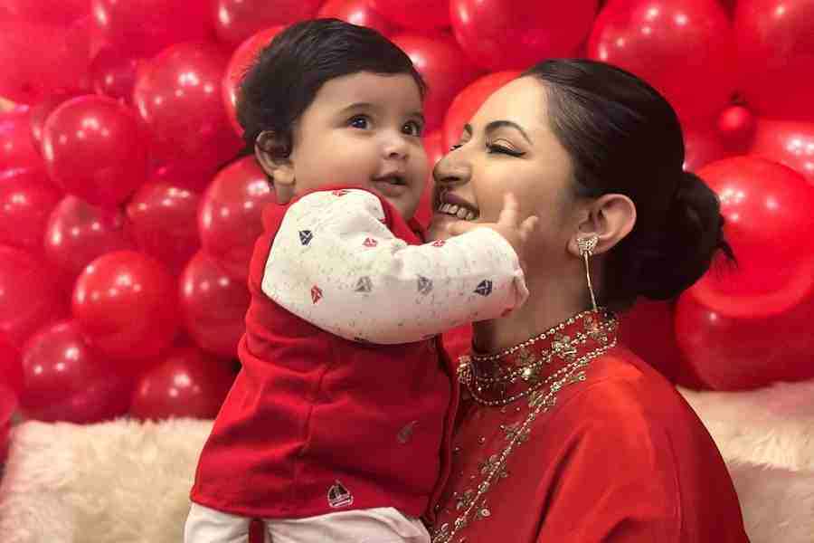 Pori Moni celebrates her son\\\'s six months birthday.