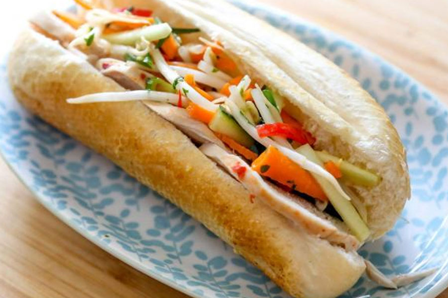 সহজ পদ্ধতিতে বানান চিকেন স্যালাড রোল।