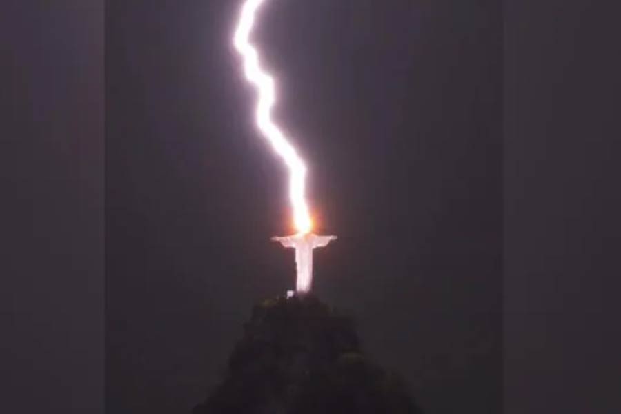 Lightning on the statue of Jesus Christ