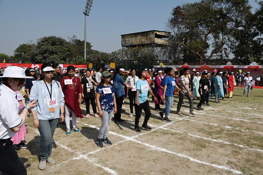 চামচ, গুলি নিয়ে দৌড়চ্ছেন মহিলা কর্মী এবং কর্মীদের পরিবারের মহিলা সদস্যরা।
