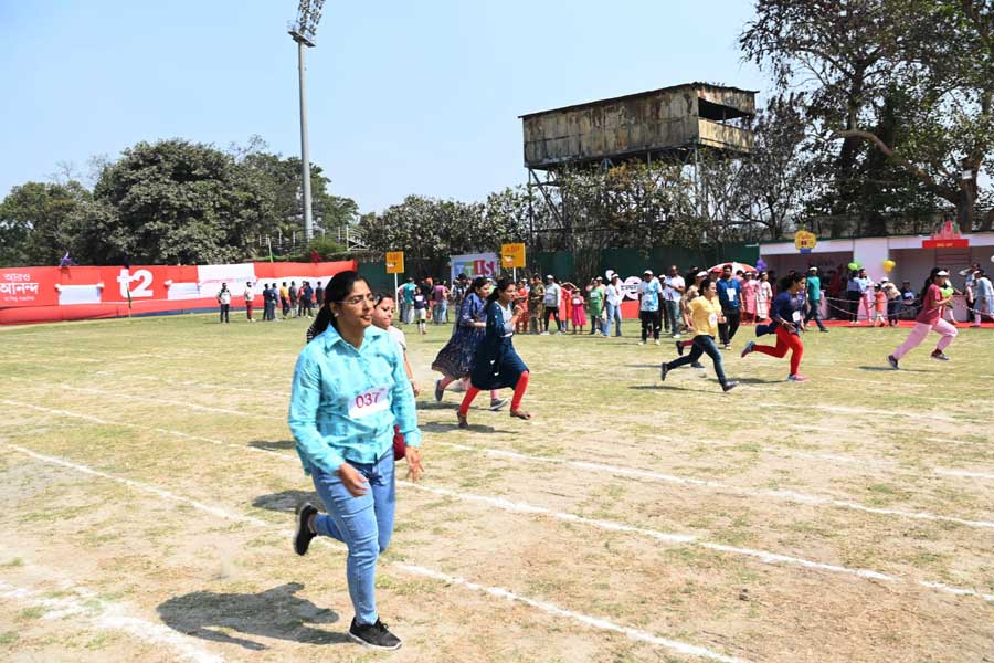 মহিলা কর্মীদের জন্য ছিল ৭৫ মিটারের দৌড়।