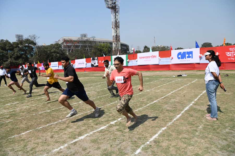 পুরুষ কর্মী এবং কর্মীদের পরিবারের সদস্যদের জন্য ছিল ১০০ মিটার দৌড় প্রতিযোগিতা।
