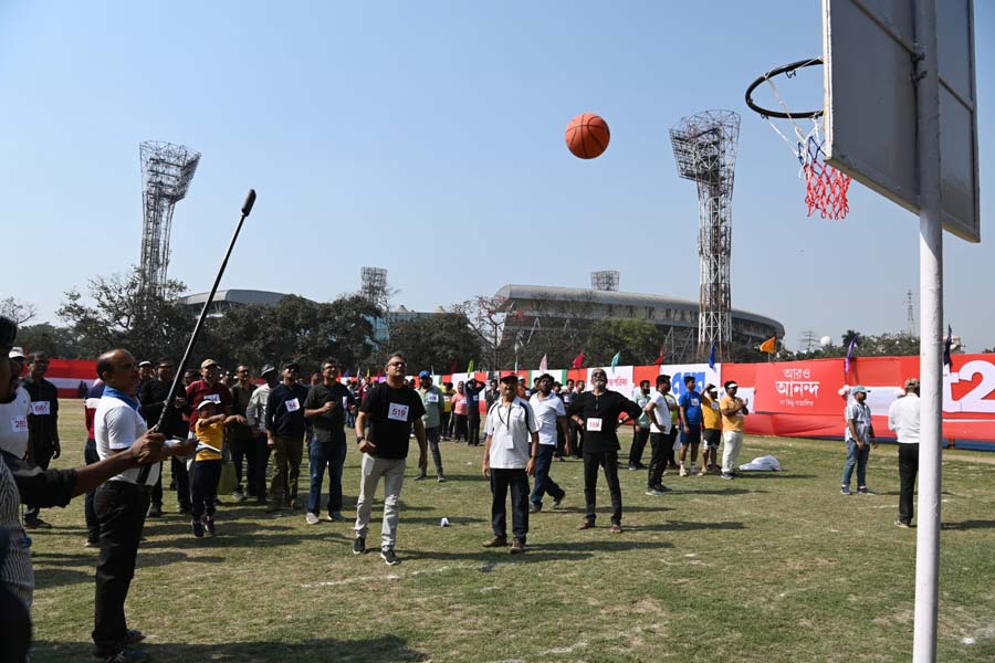 পুরুষ কর্মচারীদের ‘বাস্কেট দ্য বল’ প্রতিযোগীতা।