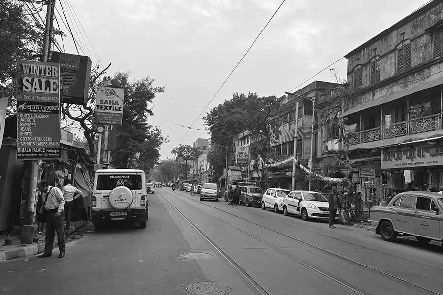 পুরনো কলকাতার ইতিহাসের এক অনন্য নিদর্শন উত্তর কলকাতার হাতিবাগান এলাকা। পলাশির যুদ্ধ থেকে শুরু করে দ্বিতীয় বিশ্বযুদ্ধ বা সিনেমা হলে দর্শকের ভিড়, হাতিবাগানের ভূমিকা অনস্বীকার্য।