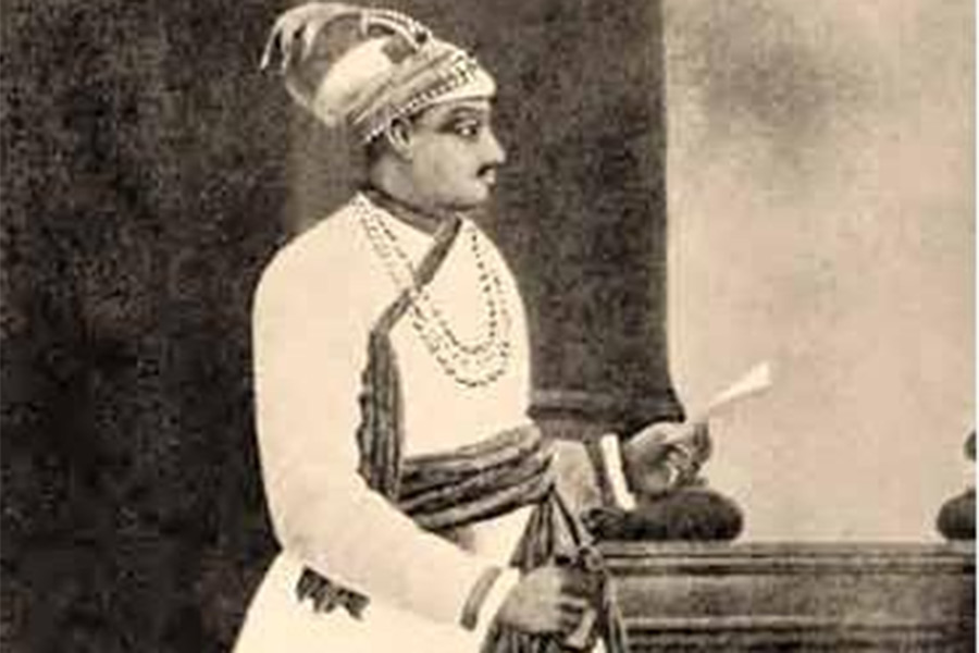 ইতিহাসে দু’টি ঘটনা থেকে জানা যায় এই এলাকার নাম ‘হাতিবাগান’ কেন, সে বিষয়ে। প্রথমটি হল— ইংরেজদের দখল থেকে কলকাতাকে মুক্ত করার লক্ষ্যে বাংলার তৎকালীন নবাব সিরাজউদ্দৌলা ফোর্ট উইলিয়াম আক্রমণ করার জন্য হস্তিবাহিনী নিয়ে এই এলাকায় আশ্রয় নিয়েছিলেন। তার পর থেকে এলাকার নাম ‘হাতিবাগান’ রাখা হয়।