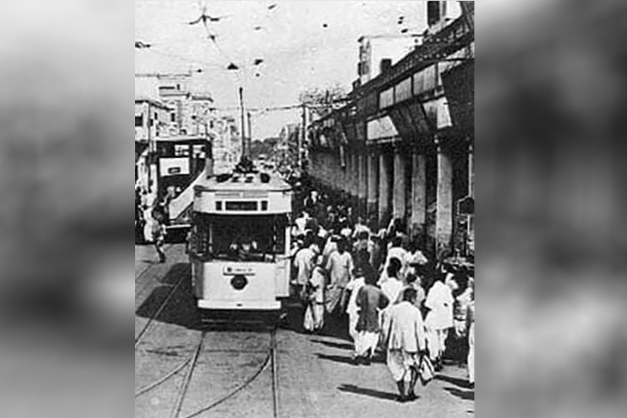 তবে এক সময় কলকাতার হাতিবাগানের পরিচয় ছিল কলকাতার ‘সিনেমাপাড়া’ হিসেবে। রাধা, উত্তরা, শ্রী, মিত্রা ইত্যাদি প্রেক্ষাগৃহে তখন সপ্তাহে তিন দিন— বৃহস্পতি, শনি ও রবিবার জমজমাট হয়ে থাকত। কলকাতার বাবু থেকে শুরু করে গৃহবধূ— সকলেই তখন ভিড় জমাতেন এই এলাকায়। 