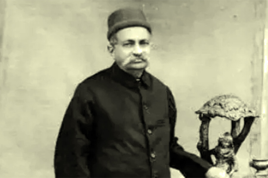 ১৮৮৩ সালে জামশেদজি ফ্রামজি মদন নামে এক পার্সি বণিক থিয়েটার বিষয়ে অভিজ্ঞতা নিয়ে নিয়ে উত্তর কলকাতার হাতিবাগান এলাকায় ব্যবসা শুরু করবেন বলে ‘কর্নওয়ালিস’ এবং ‘ক্রাউন’ নামে দু’টি থিয়েটার হল নির্মাণ করেন। 