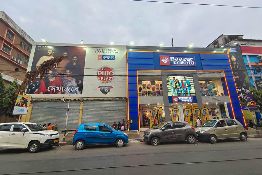 ১৯৬৩ সালের ৫ এপ্রিল চিত্রা-র নতুন মালিক হন হেমন্তকুমার মিত্র, ফলে চিত্রার নাম বদলে হয় ‘মিত্রা’। প্রায় নয় দশক ধরে চলার পরে অবশেষে ২০১৯ সালে রোহিত শেট্টি পরিচালিত এবং রণবীর সিংহ অভিনীত ছবি ‘সিম্বা’ ছিল এই হলের শেষ ছবি। বর্তমানে শপিং মল হয়ে গিয়েছে ঐতিহ্যবাহী এই সিনেমা হল।