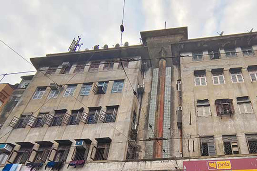 উত্তর কলকাতার বিধান সরণীর আরও একটি সিনেমা হল ছিল ‘রাধা’। ইংরেজদের বিরুদ্ধে প্রতিবাদ জানাতে এই হলের তৎকালীন মালিক স্বর্গীয় বলাইচাঁদ বিশ্বাস শুধুমাত্র বাংলা ছবি দেখানোর নিয়ম করেছিলেন। বাংলা ছবি ‘অন্নপূর্ণার মন্দির’-এর মুক্তি দিয়ে পথচলা শুরু হয় এই সিনেমা হলের। পরবর্তী কালে দর্শকসংখ্যা দিন দিন কমতে থাকলে অবশেষে ঝাঁপ বন্ধ হয়ে যায় এই হলের।