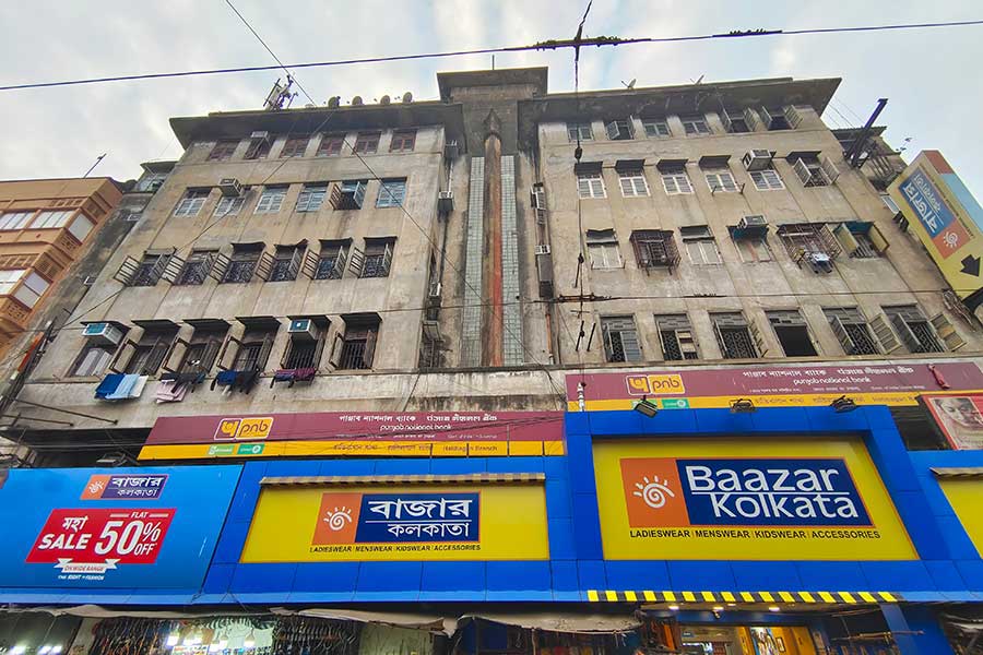 হাতিবাগানের এই সিনেমা হলে তখন যেমন মানুষের ভিড় হত, এখনও তেমনই ভিড় হয়। শুধু তফাত একটাই। আগে এখানে মানুষ সিনেমার টিকিটের জন্য লাইন দিত, এখন জামাকাপড় কেনার ভিড়। তার কারণ, এখন এই জায়গায় কেবলই বড় বড় বিপণি। 