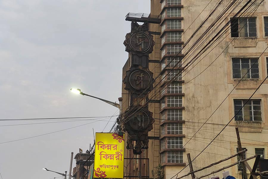 একটা সময় ছিল যখন কোনও সংলাপ ছাড়াই দর্শকদের হাসাতে হাসাতে পেটে খিল ধরিয়ে দিত চার্লি চ্যাপলিনের প্রায় প্রতিটি ছবি। ১৯৩১ সালে মুক্তি পায় তেমনই একটি আমেরিকান ছবি ‘সিটি লাইটস’। আর এই ছবি দেখানো হয়েছিল হাতিবাগানের বিধান সরণীর আরও একটি ঐতিহ্যশালী সিনেমা হল ‘দর্পণা’য়। আর এই ছবি দেখতে হলের বাইরে উপচে পড়েছিল ভিড়। রাজ কপূর অভিনীত বাংলা ছবি ‘একদিন রাত্রে’-র স্ক্রিনিং হয়েছিল দর্পণায়। বাকি হলগুলির মতো এই প্রেক্ষাগৃহটিও একদিন বন্ধ হয়ে যায়। সিনেমা হলটি বর্তমানে পরিত্যক্ত অবস্থায় পড়ে আছে।