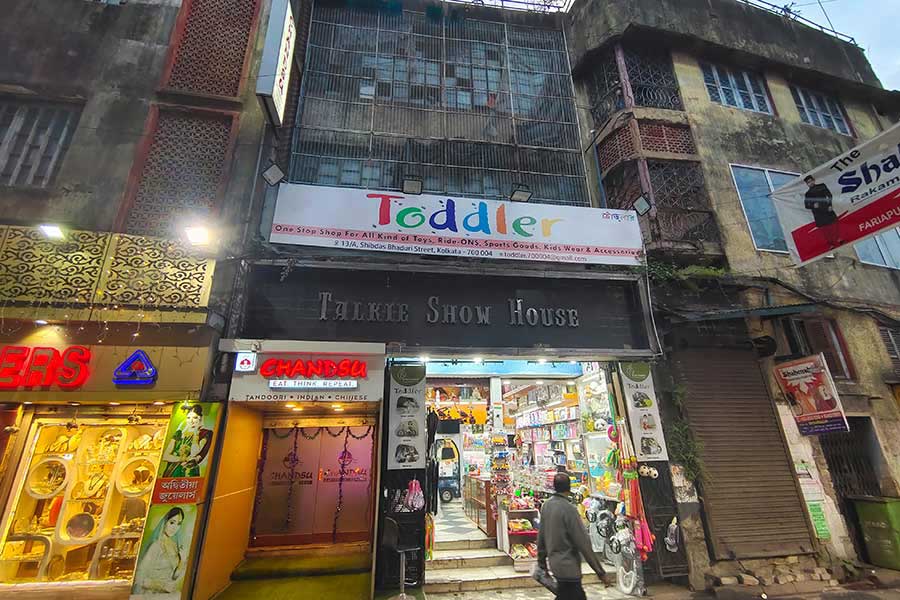 কাছেই ফড়িয়াপুকুর এলাকায় আরও একটি সিঙ্গল স্ক্রিন সিনেমা হল ছিল ‘টকি শো হাউস’। ১৯৩০ সালে দর্শকদের জন্য খুলে দেওয়া হয় এই হল। তৎকালীন হাতিবাগান এলাকায় বাংলা ভাষা ছাড়া অন্য ভাষায় ছবি দেখতে হলে সাধারণ মানুষ ভিড় করত ‘টকি শো হাউস’-এ। বাংলা ছাড়াও হিন্দি, ইংরেজি ছবিও দেখানো হত এখানে।