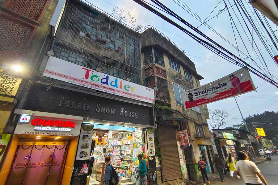 ১৯২৮ সালে উইলিয়াম নাই পরিচালিত ছবি ‘অ্যাক্রস টু সিঙ্গাপুর’ মুক্তি পায়। তার ঠিক দু’বছর পর এই ছবি দিয়ে পথচলা শুরু হয় ‘টকি শো হাউস’-এর। পরবর্তী কালে মাল্টিপ্লেক্সের উত্থানের সঙ্গে সঙ্গে সিঙ্গল স্ক্রিন থেকে সাধারণ মানুষের আগ্রহ কমতে থাকলে প্রায় নয় দশক ধরে পরিষেবা দেওয়ার পর ২০১৮ সালে বন্ধ হয়ে যায় এই হল। 