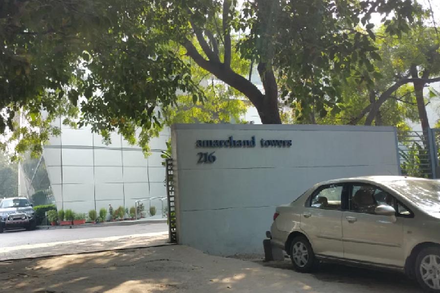 সংবাদমাধ্যম ‘ফিনান্সিয়াল টাইমস’-এর প্রতিবেদন অনুযায়ী, আদানি গোষ্ঠীর আইনি সংস্থা ‘সিরিল অমরচাঁদ মঙ্গলদাস’-এর আইনজীবীদের তরফে ওয়াচটেলের সঙ্গে যোগাযোগ করা হয়েছিল। ‘সিরিল অমরচাঁদ মঙ্গলদাস’ আইনি সংস্থার প্রধান সিরিল শ্রফের মেয়ে গৌতম আদানির পূত্রবধূ।