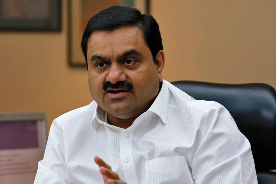 ওয়াচেল সংস্থার আদানিদের হয়ে আইনি লড়াই করার খবর প্রকাশ্যে আসতেই সেই সংস্থা নিয়ে মানুষের মধ্যে কৌতূহল বেড়েছে। কেনই বা এই সংস্থাকে বেছে নিল আদানি গোষ্ঠী, সেই প্রশ্নও উঠে এসেছে।