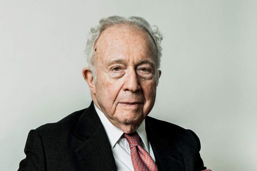 এই আইনজীবীরা হলেন, হার্ব ওয়াচটেল, মার্টিন লিপটন, লিওনার্ড রোজ়েন এবং জর্জ কাটজ়। তাঁরা চার জনেই নিউ ইয়র্ক ইউনিভার্সিটির প্রাক্তন ছাত্র ছিলেন। তাঁদের পদবি অনুযায়ীই এই সংস্থার নাম দেওয়া হয় ‘ওয়াচটেল, লিপটন, রোজ়েন অ্যান্ড কাটজ়’।