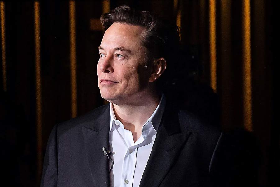 আদানিদের আগে টুইটারের হয়েও মামলা লড়েছিল ওয়াচটেল। তখনও ইলন মাস্কের মালিকানায় যায়নি টুইটার। ইলন তখন টুইটার কিনবেন কিনবেন করছিলেন। কিন্তু প্রতিশ্রুতি দিয়েও বিভিন্ন অছিলায় চুক্তি সই পিছিয়ে দিচ্ছিলেন বার বার। মাস্ককে আইনের প্যাঁচ শেখাতে সেই সময় টুইটার নিয়োগ করেছিল ওয়াচটেলকে।