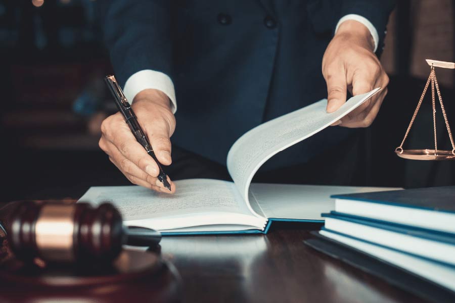 ১৯৮০-এর দশকে ‘রেভলন’ এবং ‘হাউসহোল্ড’-এর মতো সংস্থার জন্য দখলদারী এবং সংস্থার একত্রীকরণ নিয়ে মামলা লড়েছিলেন।