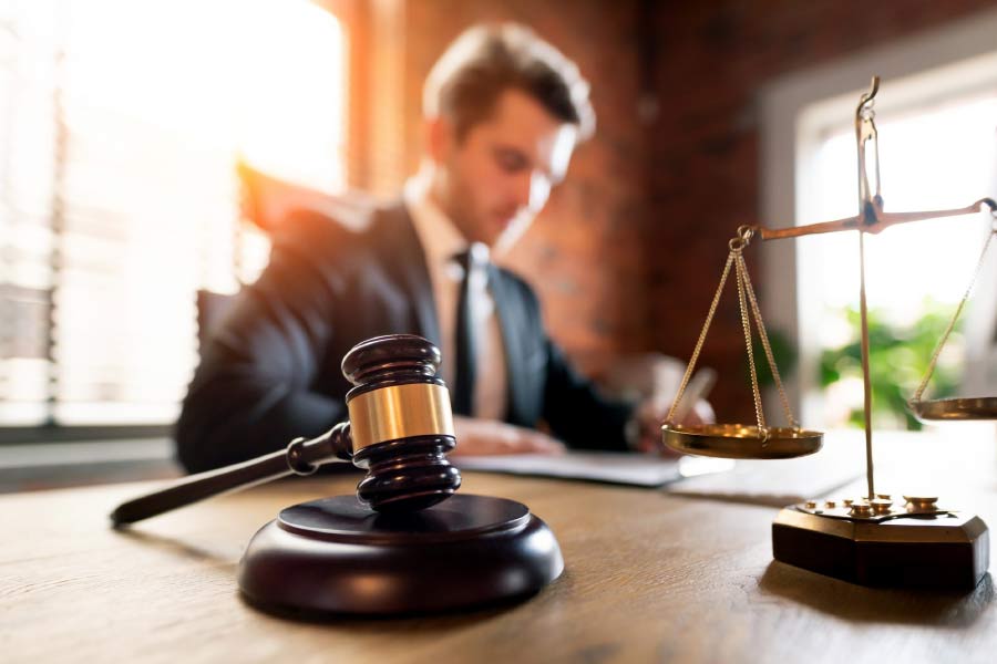 সংস্থার অন্যতম প্রতিষ্ঠাতা লিপটন ‘বিষের বড়ি (পয়সন পিল)’ তত্ত্বের স্রষ্টা। যেটি একটি একটি সংস্থাকে সঙ্কটজনক পরিস্থিতিতে তার পরিচালনা পর্ষদের সদস্যদের মাধ্যমে দখলদারীর হাত থেকে বাঁচানোর এক ধরনের আইনি প্রতিরক্ষামূলক কৌশল।