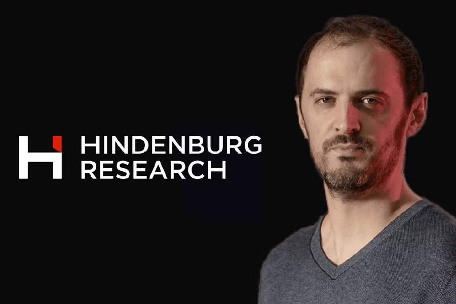 আমেরিকার শেয়ার সংক্রান্ত সংস্থা হিন্ডেনবার্গ রিসার্চ সংস্থার রিপোর্ট প্রকাশ্যে আসতেই নড়ে গিয়েছে আদানি গোষ্ঠীর ভিত। সেই রিপোর্টে আদানিদের বিরুদ্ধে শেয়ারের দরে কারচুপির অভিযোগ আনা হয়েছে।