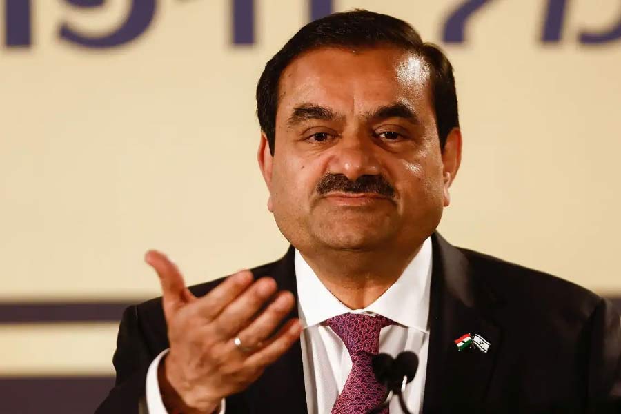 আদানিদের বিরুদ্ধে অভিযোগ আনা হয়েছে আর্থিক জালিয়াতিরও। এর পর থেকেই পড়তে শুরু করে আদানিদের শেয়ারদর। শুরু হয় আদানিদের নাম নিয়ে টানাহ্যাঁচড়া। এই নিয়ে সংসদের দুই কক্ষকেও উত্তাল হতে দেখা গিয়েছে।