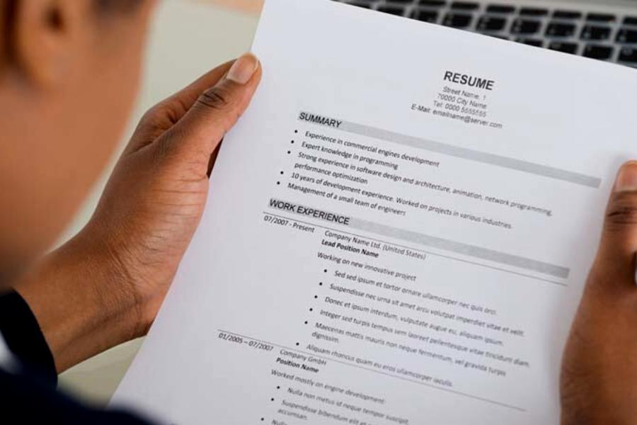 এর পর যে বিষয়টিতে নজর দিতে হয়, তা হল কি ওয়ার্ড। অর্থাৎ কোনও প্রার্থীর শিক্ষাগত যোগ্যতা, কর্মক্ষেত্রে অভিজ্ঞতা, স্কিলগুলিকে সিভির প্রথমে কিওয়ার্ডের সাহায্যে লিখলে তা অনেকটাই বেশি চোখে পড়ে।