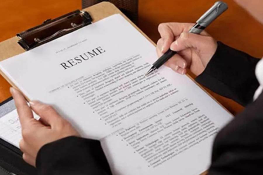 সিভিতে সব সময় বানান, ব্যাকরণ, যতিচিহ্ন সঠিক হওয়া উচিত। এই বিষয়গুলিতে কখনও ভুল করা উচিত নয়।