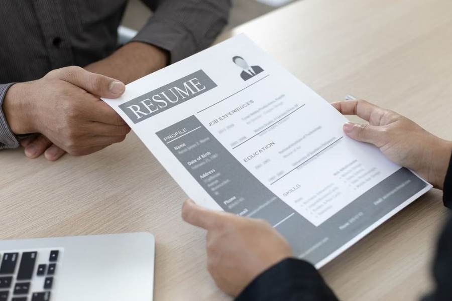 অপ্রয়োজনীয় তথ্য সিভিতে না দেওয়াই ভাল। কোনও রকম ভুল তথ্য বা মিথ্যা তথ্য দেওয়া উচিত নয় সিভিতে।