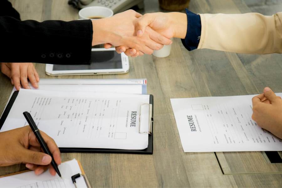 যখন কাজের ক্ষেত্রে সিভি তৈরি করা হচ্ছে তখন প্রার্থীকে এই বিষয় খেয়াল রাখতে হবে যে, যিনি প্রার্থীর সিভি দেখবেন তিনি প্রার্থীকে আগে থেকে চেনেন না। সম্পূর্ণ পরিচয় নির্ভর করে প্রার্থীর সিভির উপর। তাই সিভি সবসময় এই বিষয়গুলি মাথায় রেখে তৈরি করলে চাকরির ক্ষেত্রে অনেকটা সুবিধা হতে পারে।