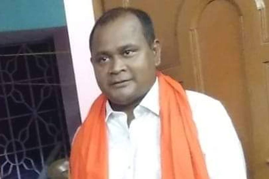 BJP’s organizational district president fell at the feet of party workers’ in Raidighi dgtld