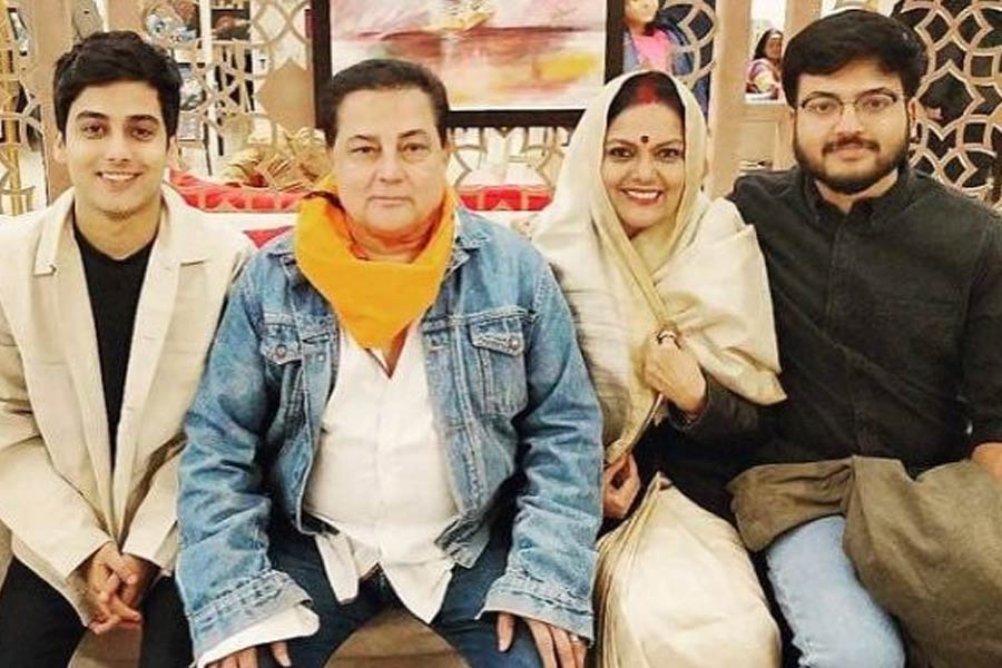 Bollywood actress Sushmita Mukherjee with her family