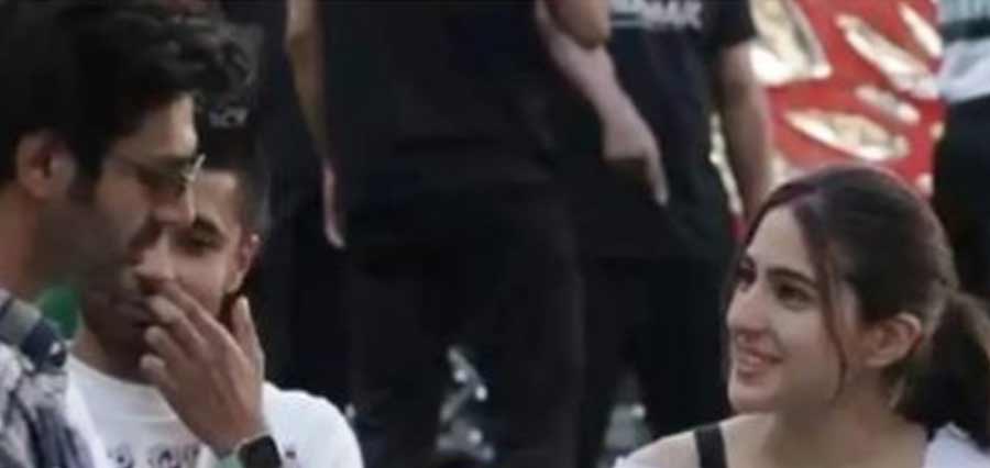 Kartik Aaryan and Sara Ali Khan spotted together.