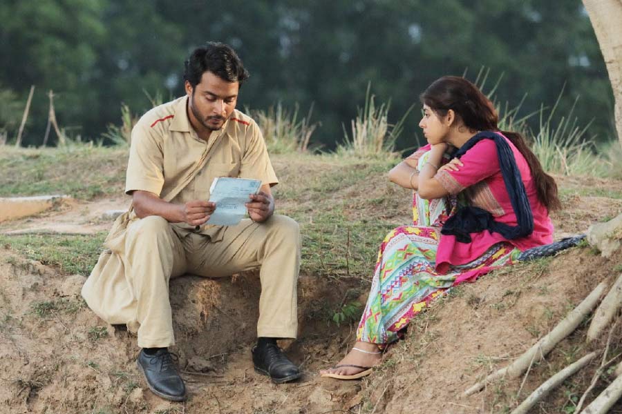 ‘ডাকঘর’ ওয়েব সিরিজ়ের একটি দৃশ্যে সুহোত্র এবং দিতিপ্রিয়া।