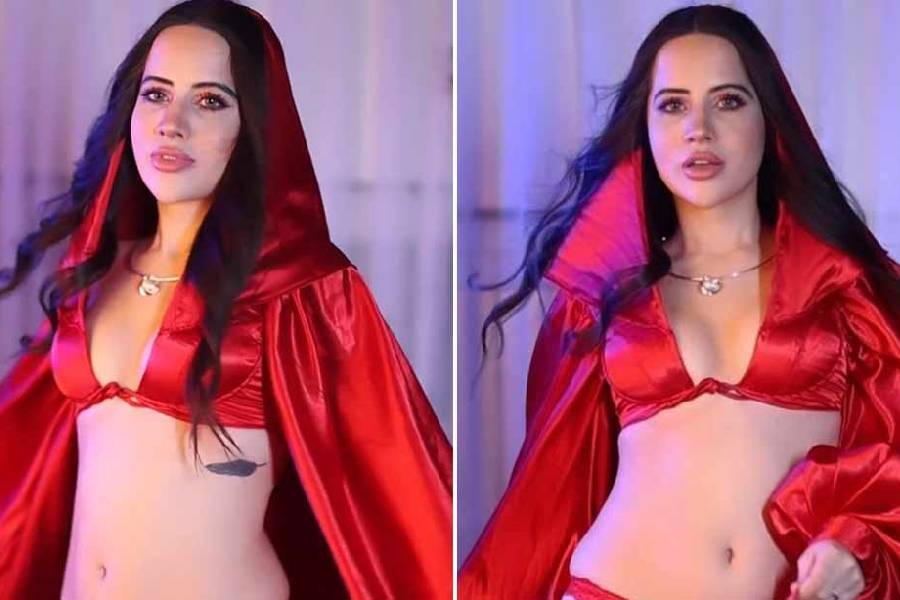 পরনে সাটিনের লাল বিকিনি, তার উপর পিঠের দিকে চড়িয়ে নিয়েছেন সাটিনের লাল চাদর!
