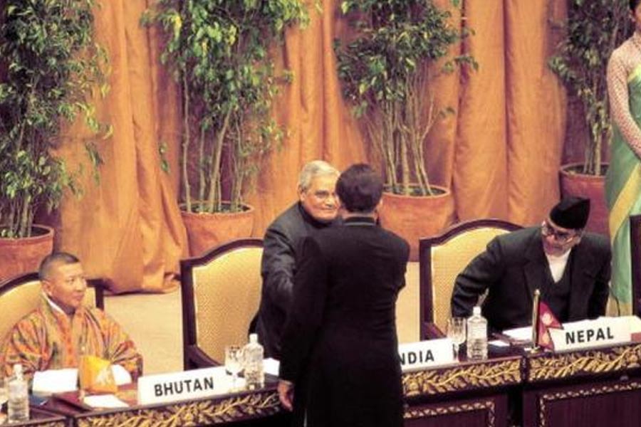 photo of Atal Bihari Vajpayee and Pervez Musharraf in agra Summit