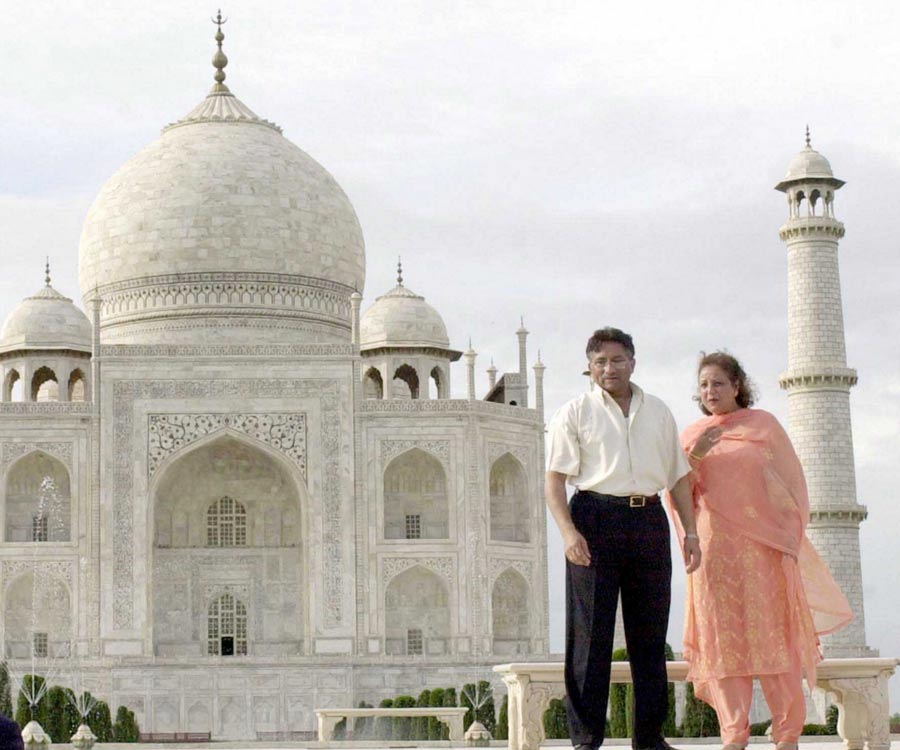 Pervez Musharraf with his wife at Taj Mahal