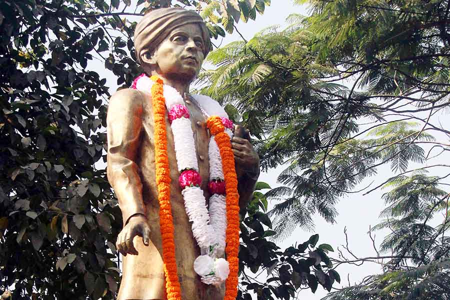 Picture of Panchanan Barma\'s statue.