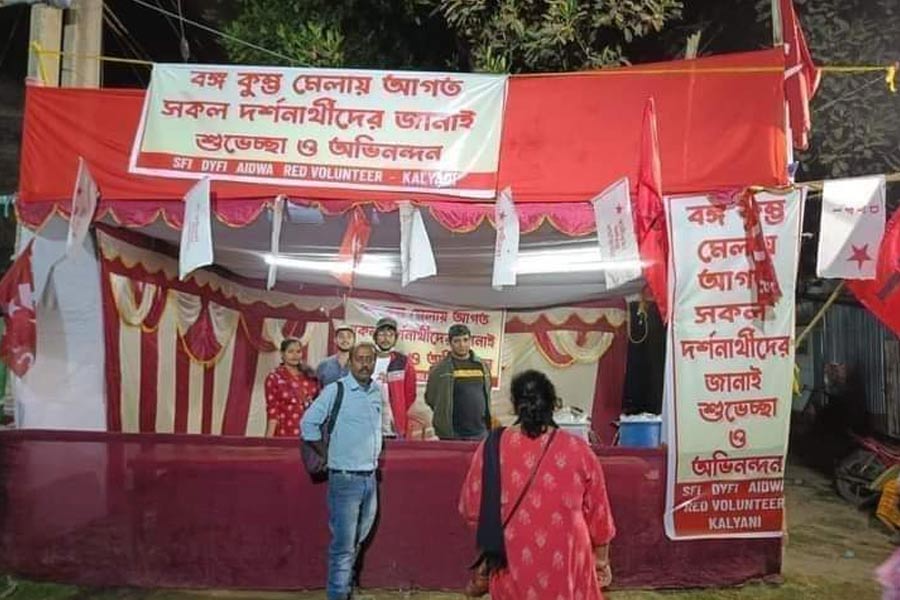 DYFI and SFI distributes gur batasa in Kumbh Mela 