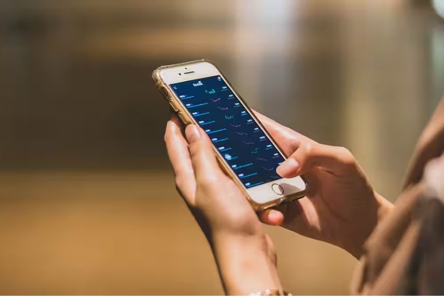 বেশ কিছু বৈশিষ্ট্য রয়েছে এই ইউপিআই ক্রেডিট কার্ডের। সব কিছুর আগে আপনার রেজিস্টার করা মোবাইল নম্বরের ভিত্তিতে ব্যাঙ্ক থেকে রুপে ক্রেডিট কার্ড আবেদন করে নিন। এবং ভীম অথবা অন্য কোনও ইউপিআই অ্যাপে ইউপিআই আইডির সঙ্গে লিঙ্ক করুন।