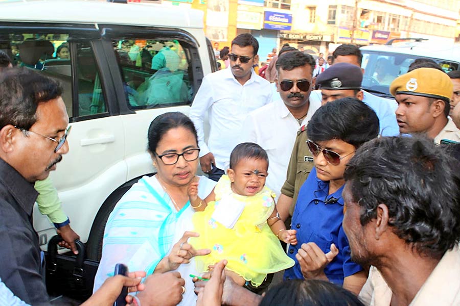 Mamata Banerjee sighted adoring a child while her way to attend meeting at Midnapore