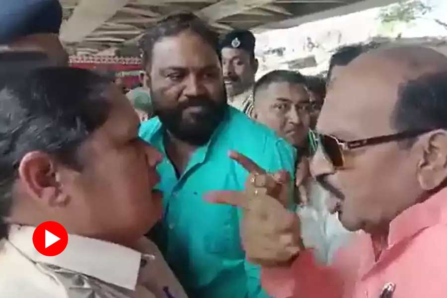 Odisha BJP leader pushes female cop and threaten her.
