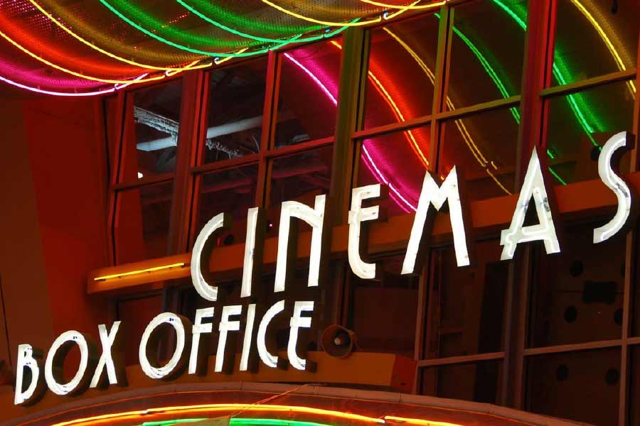 কিন্তু ১৯০৪ সালের পর ‘বক্স অফিস’ শব্দটির অর্থ বদলে যায়। তার পর থেকে বক্স অফিসের মাধ্যমে কোনও ছবির মোট ব্যবসার পরিমাণকে নির্দেশ করা হয়ে থাকে।