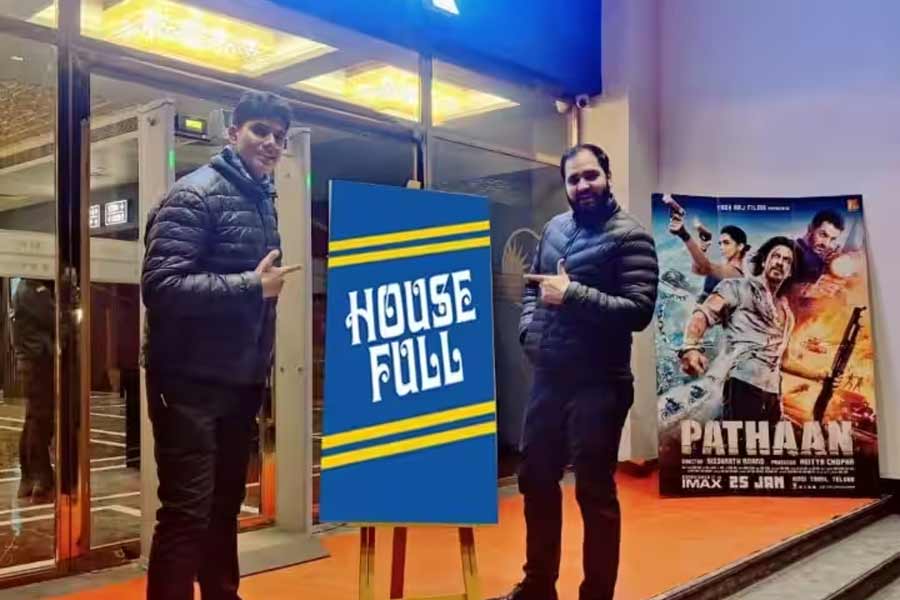 কোনও প্রযোজনা সংস্থার ছবি মুক্তি পাওয়ার পর তা বাণিজ্যিক ভাবে সফল হল কি না,  তা নির্ধারণ করা হয়  বক্স অফিসে তা ‘হিট’ হল না ‘ফ্লপ’ করল তার উপর নির্ভর করে।